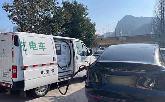 洛隆汽车搭电